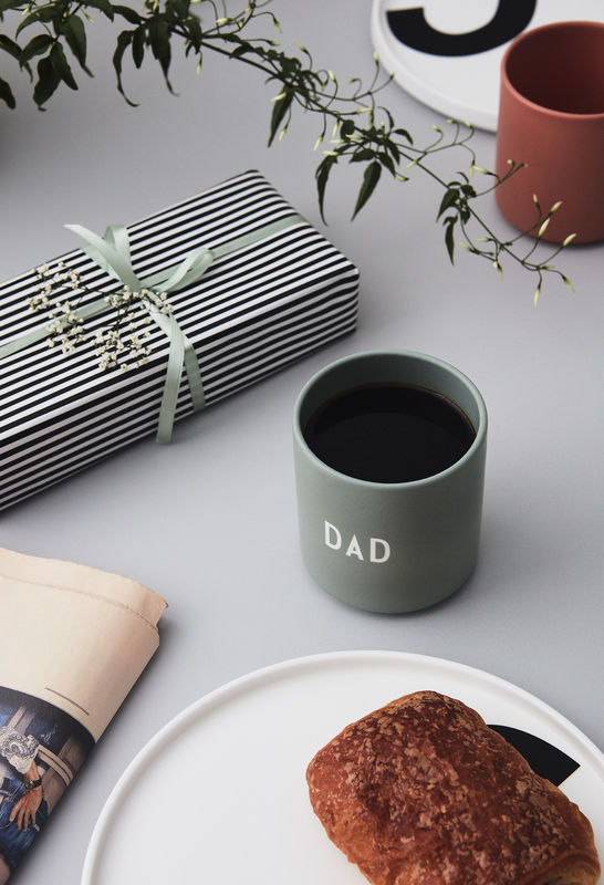 Design-Letters-Favourite-Cup-stylischer-DAD-LOVE-Becher-hellgruen-10101002GREENDAD_lifestyle-small Favourite Cup "DAD/LOVE" (grün)